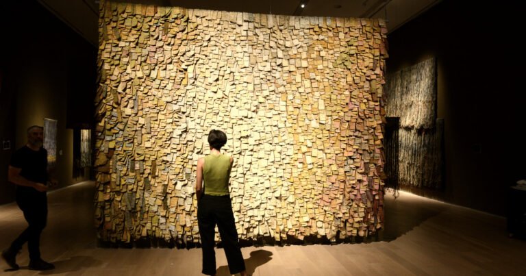 El Malba presenta a la artista colombiana Olga de Amaral con una muestra sobre su monumental obra textil