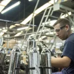 La industria registró una caída interanual de 3,9% y en diciembre retrocedió 0,1% contra el mes anterior