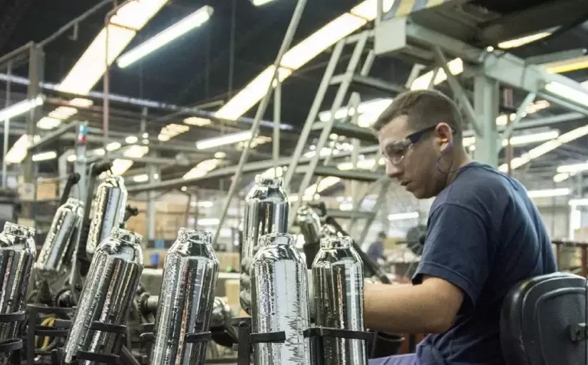 La industria registró una caída interanual de 3,9% y en diciembre retrocedió 0,1% contra el mes anterior