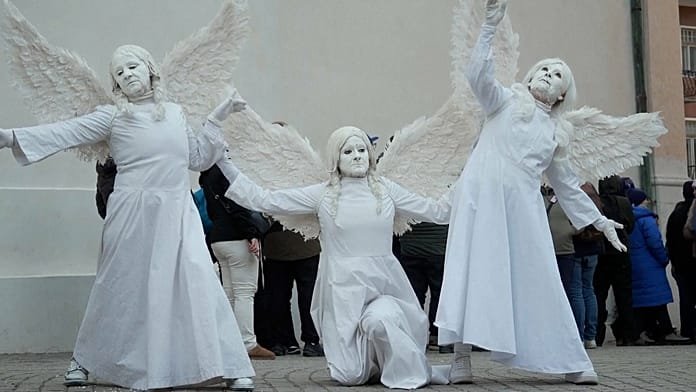 Aficionados olímpicos disfrutan del colorido Carnaval italiano en Cortina