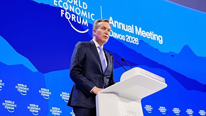El presidente del Foro de Davos dimite por sus vínculos con Epstein