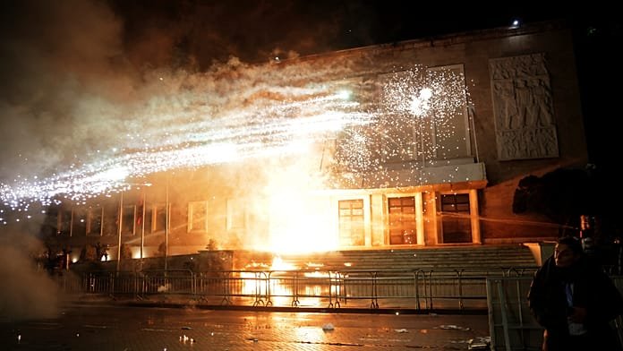 Al menos 16 heridos y 13 detenidos en una protesta contra el Gobierno en Tirana