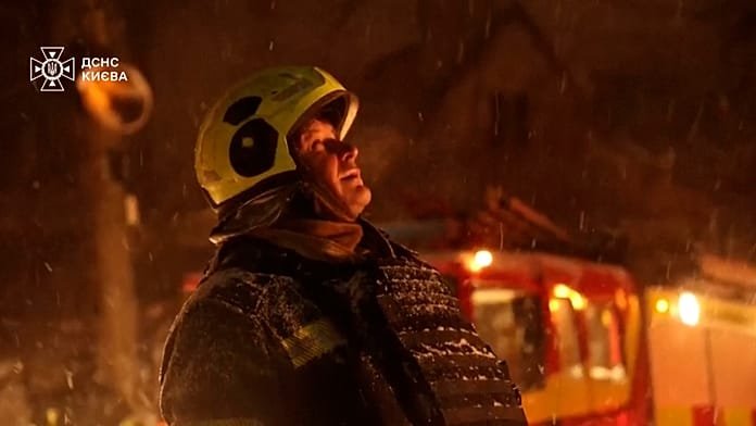 Drones rusos atacan Kiev mientras la capital enfrenta cortes de luz y frío