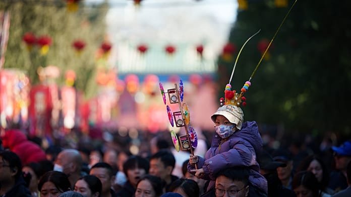 China celebra el Año Nuevo Lunar con visitas a templos y rezos tradicionales
