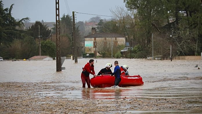 Inundaciones en el oeste de Francia dejan 2 muertos y 81 departamentos en alerta