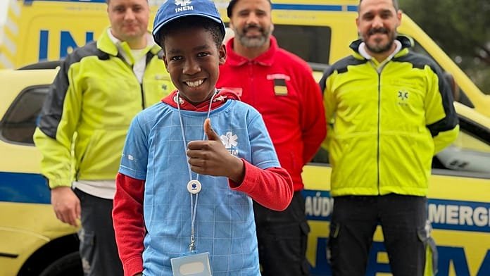 Un niño de 9 años salva a su madre tras desmayarse al volante llamando al 112