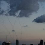 Explosiones iluminan el cielo de Tel Aviv mientras Israel intercepta misiles