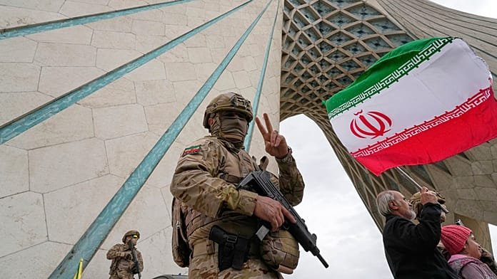 Irán participa en las conversaciones nucleares de Ginebra mientras realiza ejercicios de guerra en Ormuz