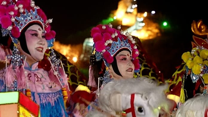 China celebra el Festival de Primavera con danzas del león en la Gran Muralla