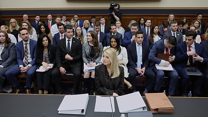 La fiscal general de EE.UU. Pam Bondi se defiende de acusaciones de encubrimiento en el caso Epstein
