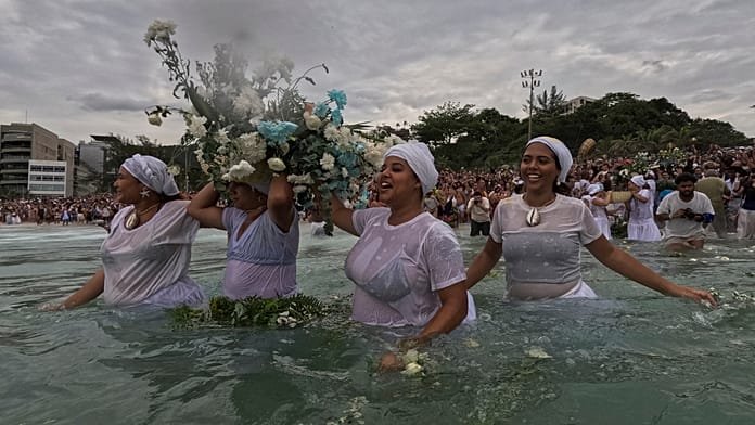 Miles de personas honran a la diosa del mar Yemanjá en la playa de Río de Janeiro