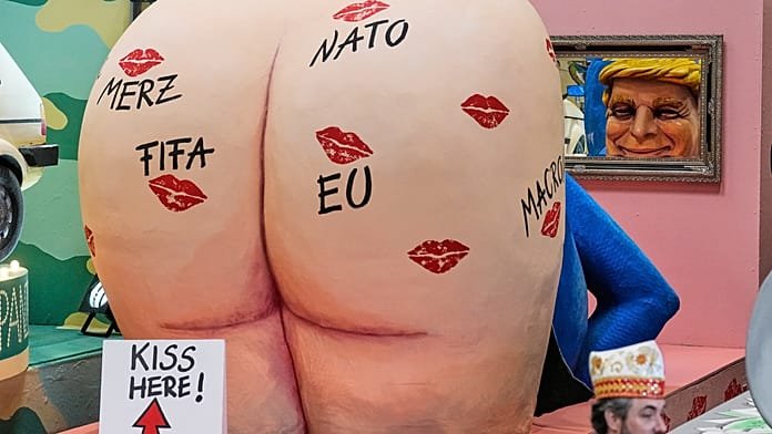 Alemania, las carrozas del Lunes de Rosas en Colonia se burlan de líderes mundiales