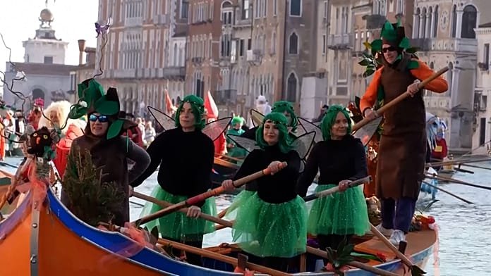 El Carnaval de Venecia arranca con un colorido desfile de barcos y guiño a los JJ.OO. de 2026