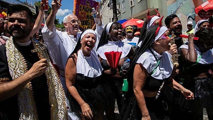 El emblemático carnaval de Brasil arranca en Río con la fiesta callejera de las Carmelitas