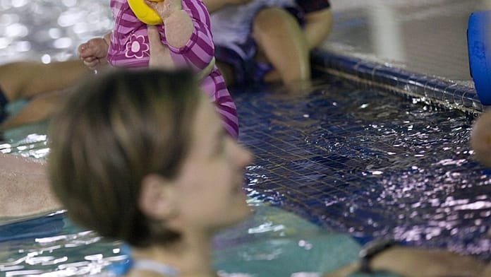 Una piscina móvil lleva clases de natación a escolares de zonas rurales