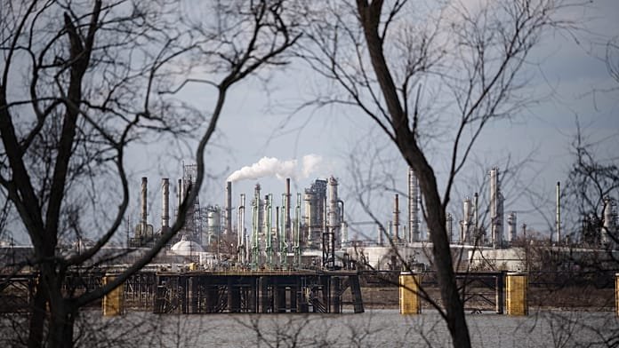 Cómo el ataque de EE.UU. a Irán podría hacer que llenar el depósito cueste el doble que ahora