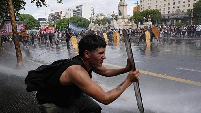 Disturbios frente al Congreso argentino por la reforma laboral de Milei