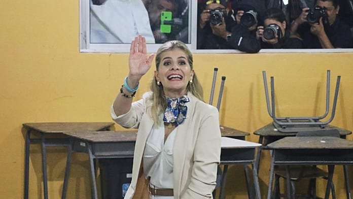 Laura Fernández gana la presidencia de Costa Rica en primera ronda y promete una "tercera república"
