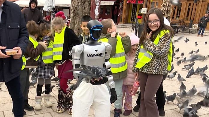 Bosnia presenta a Roby, su primer robot humanoide en las calles de Sarajevo