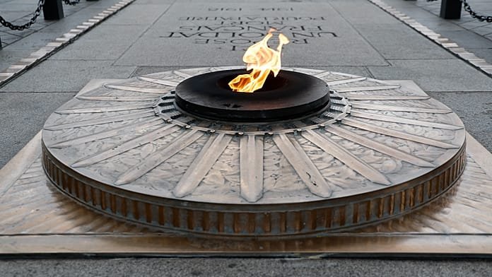 Un hombre armado es abatido tras atacar a varios gendarmes bajo el Arco del Triunfo