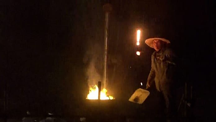 Pekín celebra un espectáculo de fuegos artificiales de hierro fundido antes del Año Nuevo lunar