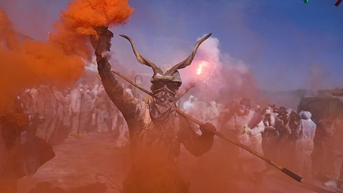 La guerra de harina tiñe de color Galaxidi en el Lunes Limpio