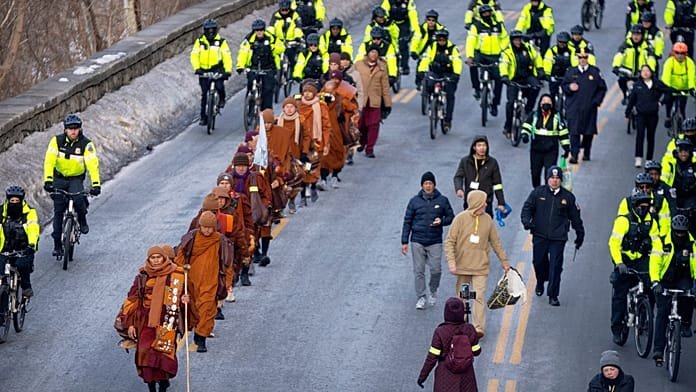 Monjes budistas completan una caminata de 3.700 km por la paz hasta Washington DC
