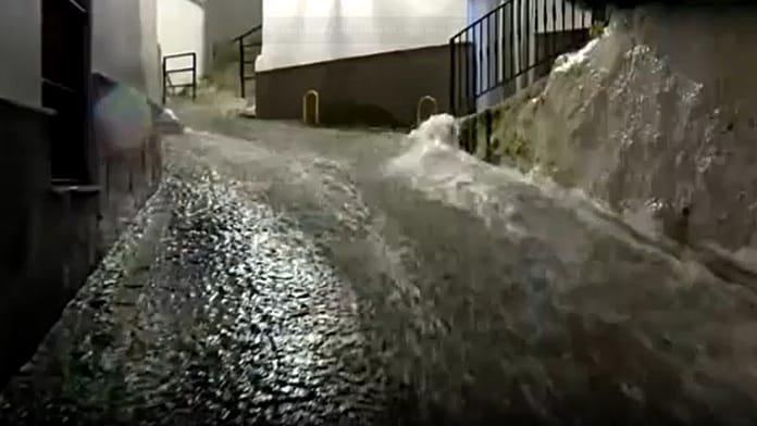 Fuertes torrentes de agua azotan Ubrique tras las tormentas en Cádiz