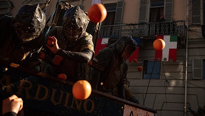 Carnaval de Ivrea 2026, la famosa Batalla de las Naranjas de Italia atrae a miles