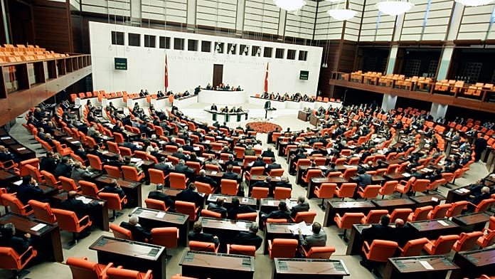 A puñetazos, en el Parlamento turco por el nombramiento del ministro de Justicia