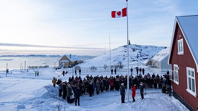 La bandera de Canadá ondea en la apertura del consulado en Groenlandia