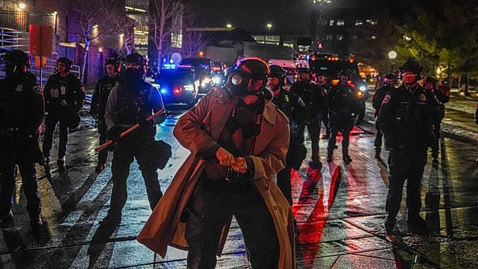 Los ciudadanos de Minneapolis se enfrentan al ICE para exigir su salida de la ciudad