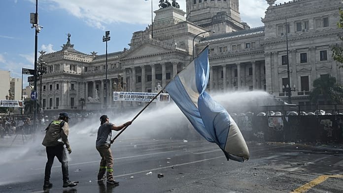 El Senado argentino aprueba la polémica reforma laboral de Milei entre protestas violentas
