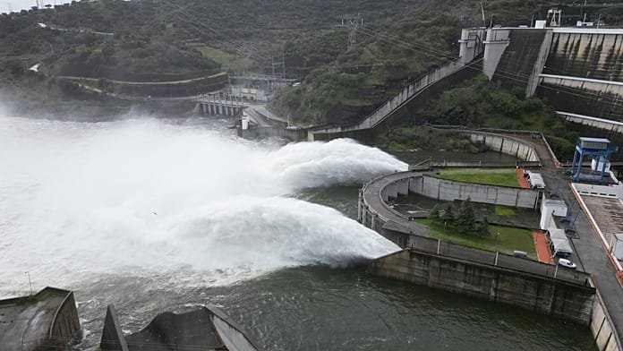 Las descargas de Alqueva, el mayor embalse de Europa, llenan una piscina olímpica cada 2 segundos