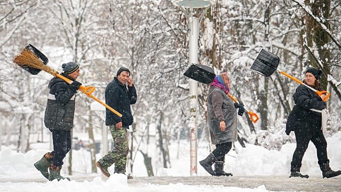 Fuertes nevadas cubren Bucarest y alteran el transporte