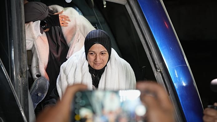 Vecinos de Gaza regresan a Jan Yunis tras la reapertura de Rafah