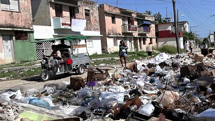 La escasez de combustible llena de basura las calles de La Habana