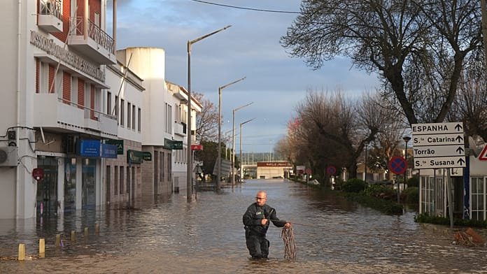 Fuertes lluvias provocan inundaciones, evacuaciones y el derrumbe de una autopista en Portugal