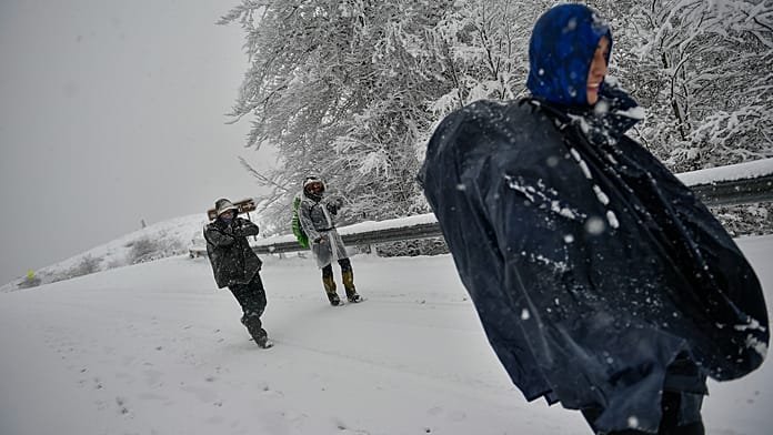 La borrasca Marta mantiene carreteras cortadas y alertas por lluvias, nieve y viento en España
