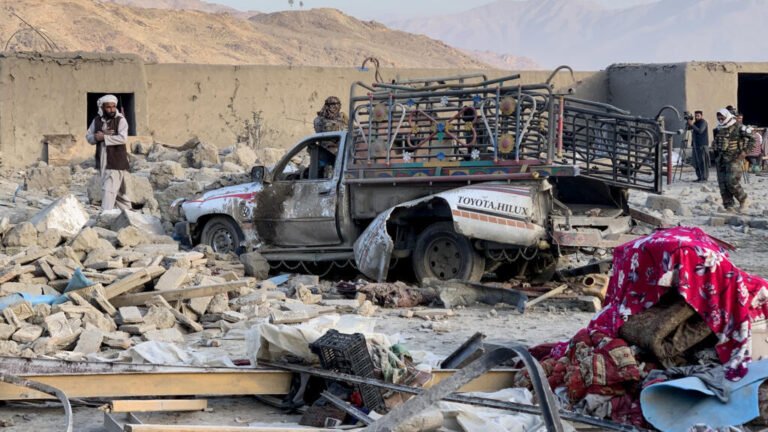 Pakistán lanza ataques en Afganistán; Kabul denuncia "decenas" de muertos y heridos