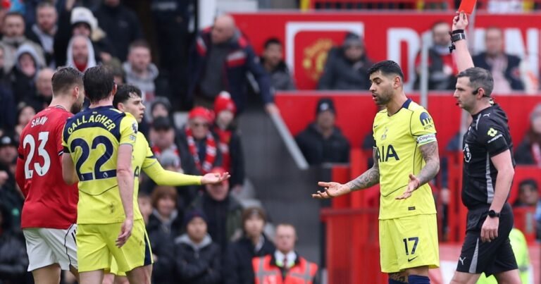 Cuti Romero y una brutal patada vs Manchester United para una estadística en rojo: una expulsión cada 25 partidos en Tottenham