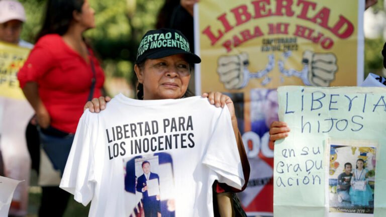 Familiares de encarcelados protestan contra los juicios masivos en El Salvador