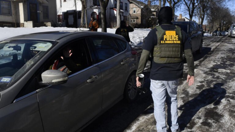 EE. UU. ordena reinspección y posible detención de refugiados un año después de su llegada