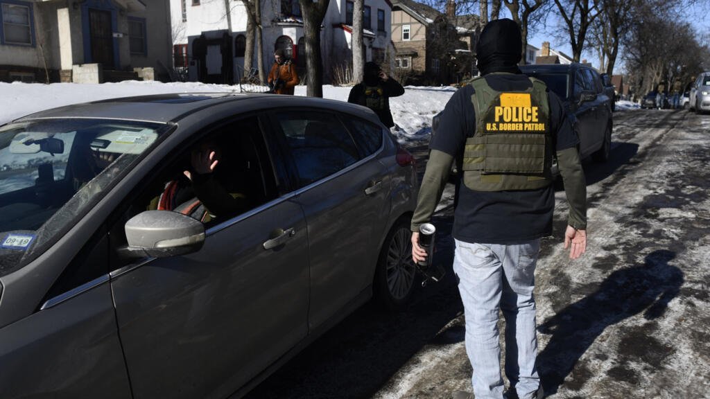 EE. UU. ordena reinspección y posible detención de refugiados un año después de su llegada