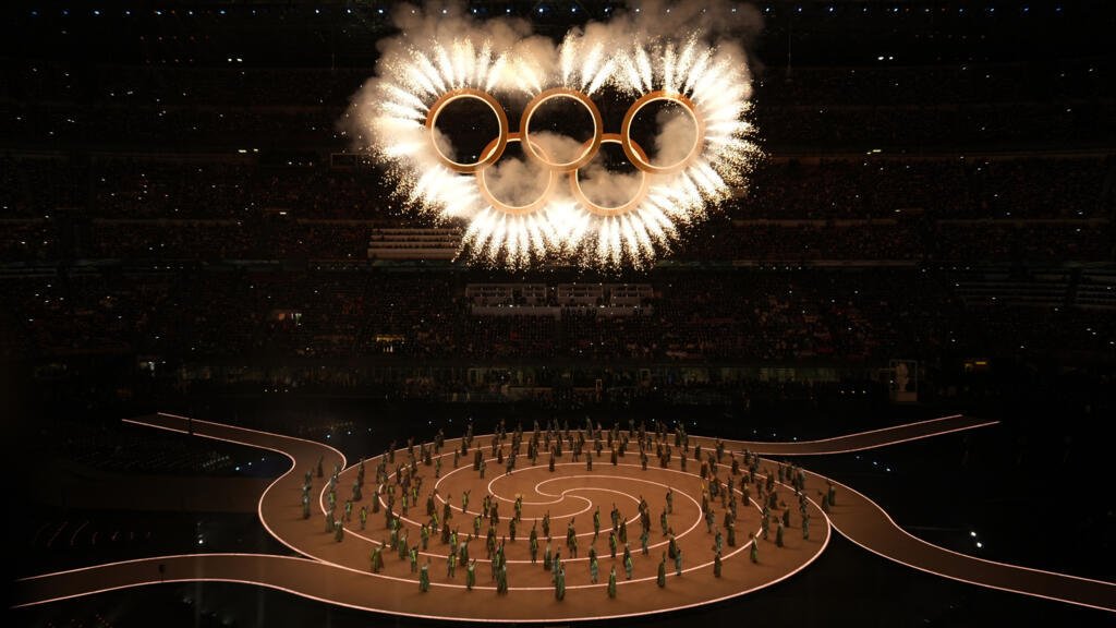 Con dos fuegos gemelos, arde el pebetero de los Juegos Olímpicos de Invierno Milano Cortina 2026