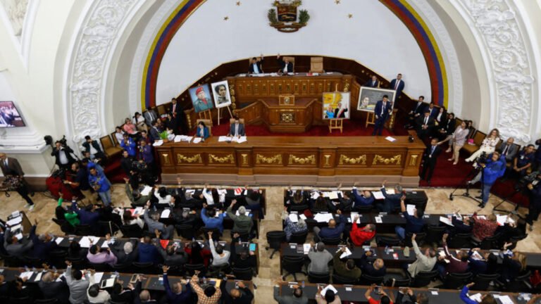 El Parlamento venezolano pospone el segundo debate de la Ley de Amnistía