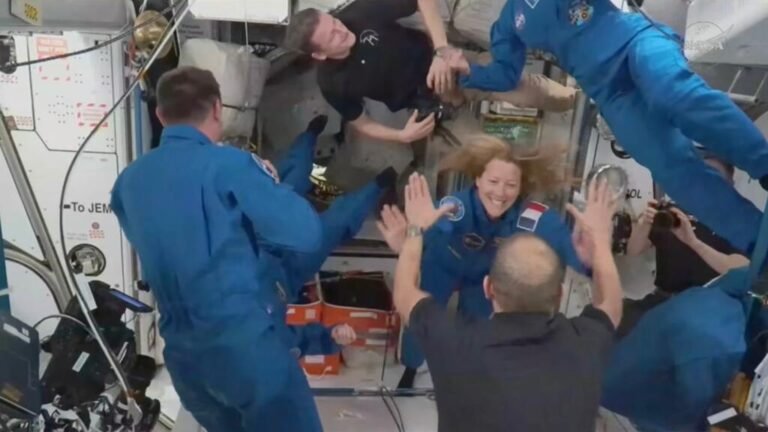 La francesa Sophie Adenot y otros tres astronautas de la misión Crew-12 llegan a la EEI