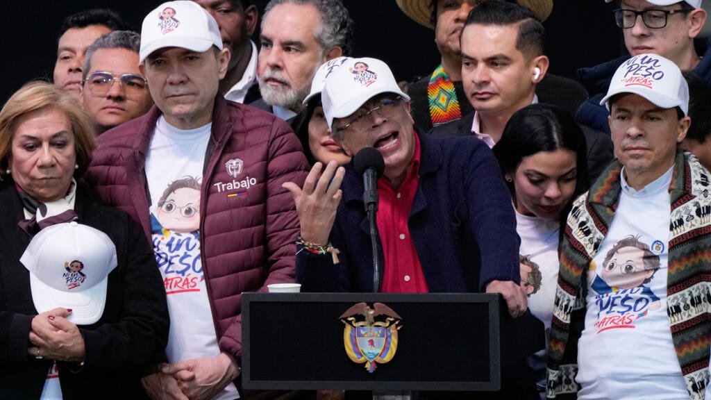 Petro mantiene el “salario vital” en Colombia pese al frenazo judicial y la resistencia opositora