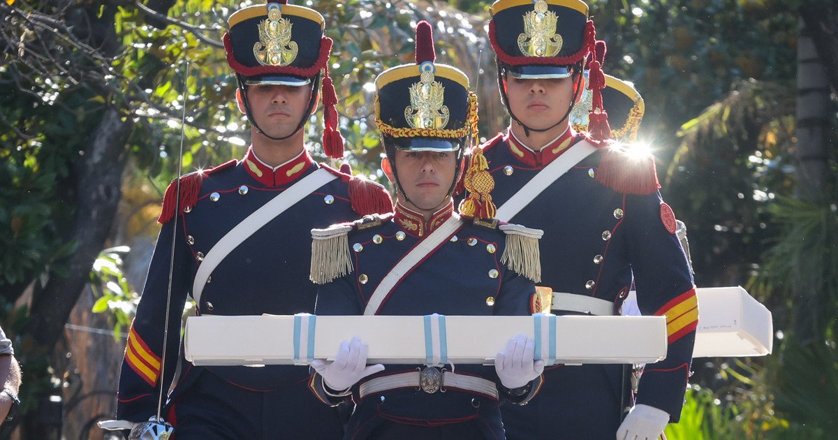 Cinco mil personas despidieron el sable corvo de San Martín aunque Granaderos invita a visitarlo desde mañana