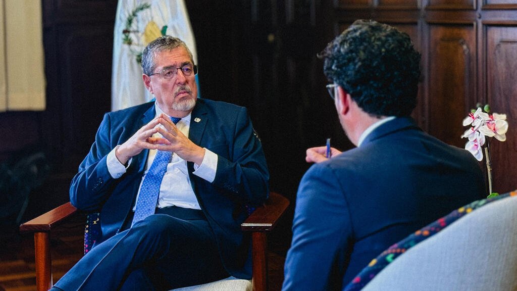 A los médicos cubanos “no los estamos sacando” de Guatemala, dice a France 24 el presidente Bernardo Arévalo